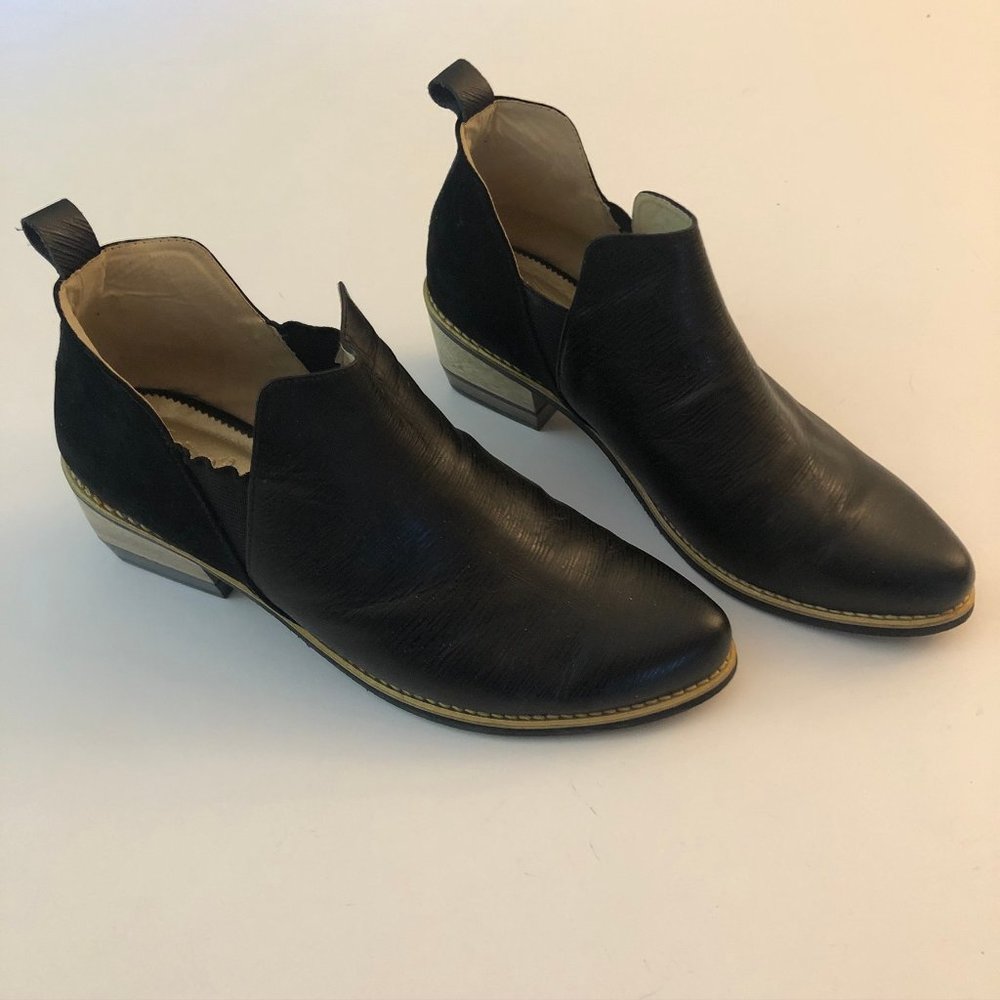 Zapaticos Black Leather and Suede Ankle Boot